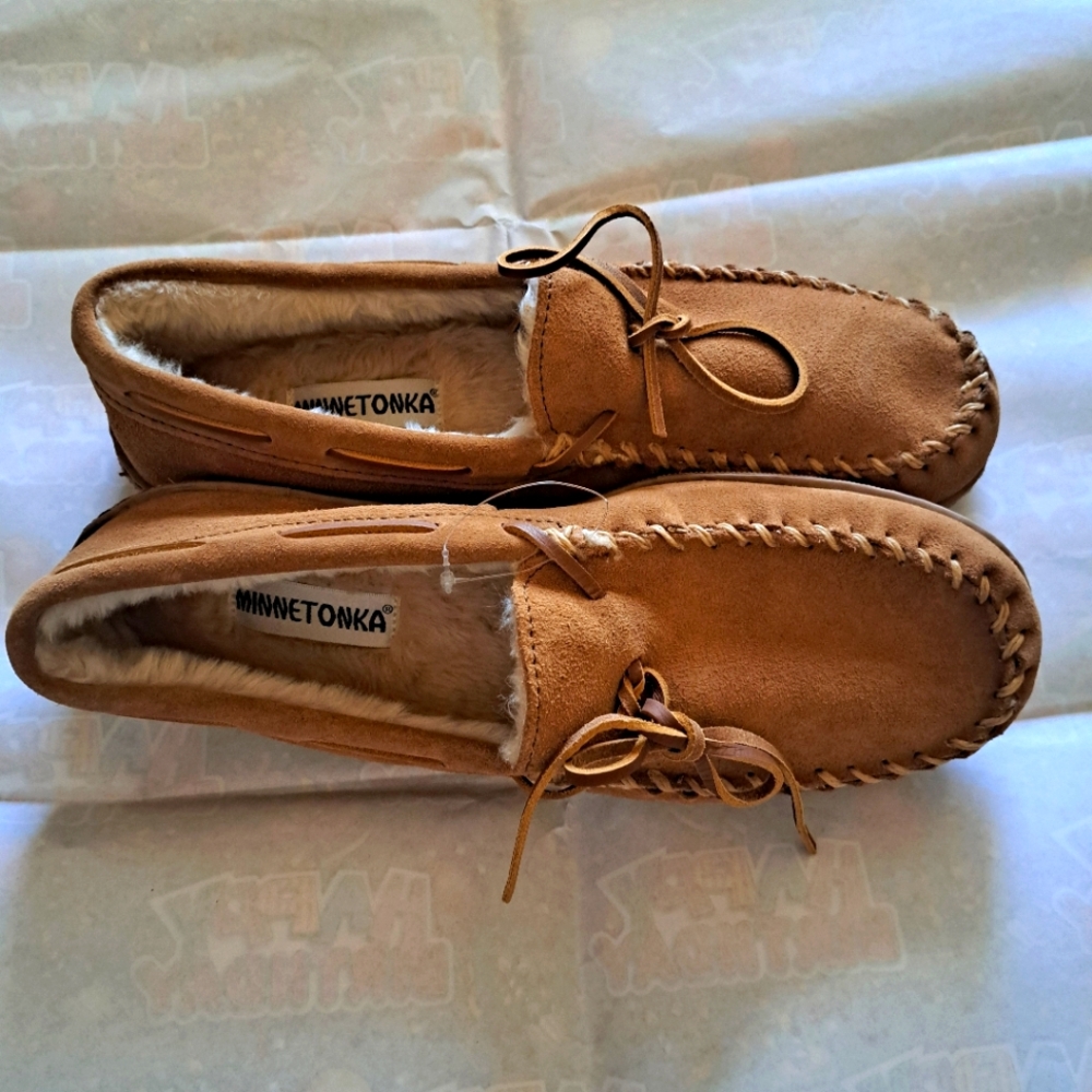 NEW Minnetonka Warm Tan Suede Moccasin Loafers with Rounded Toe and leather Lace